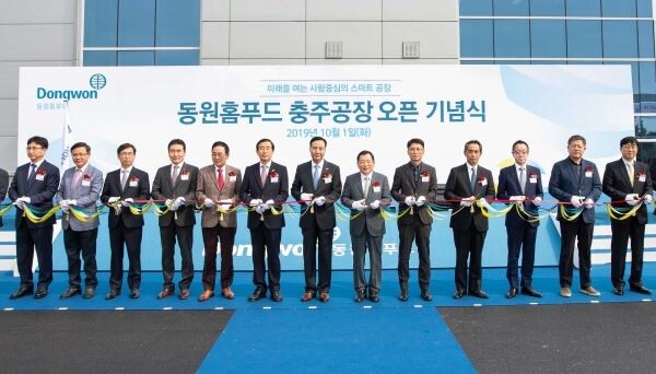▲동원홈푸드 충주 신공장 오픈식에서 조길형 충주시장, 신영수 동원홈푸드 대표이사, 박인구 동원그룹 부회장 (왼쪽에서부터 6번째, 7번째, 8번째) 및 관계자들이 테이프 커팅식을 하고 있다. [사진=동원홈푸드]