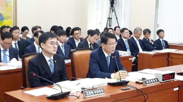 4일 국회 정무위원회 국정감사에서 은성수 금융위원장이 의원들의 질의에 답변하고 있다.[사진 = 문혜원 기자]
