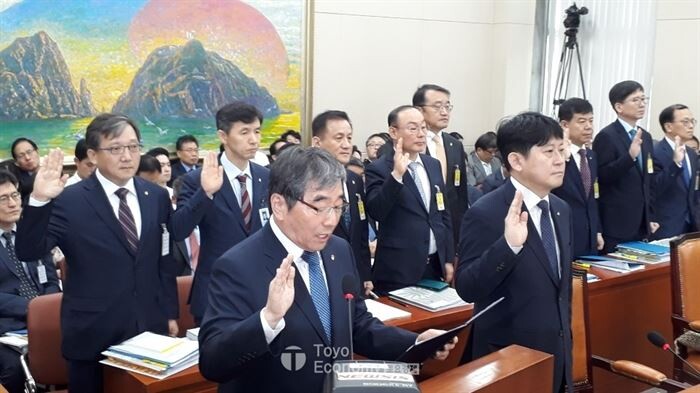 윤석헌 금융감독원장이 8일 서울 여의도 국회에서 열린 정무위 국정감사에서 증인선서를 하고 있다.[사진 = 문혜원 기자]