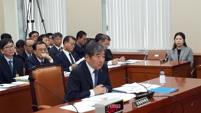 8일 오전 열린 국회 정무위원회의 금융감독원 국정감사에 참석한 윤석헌 금융감독원장이 의원들의 질의에 답변하고 있다.[사진 = 문혜원 기자]