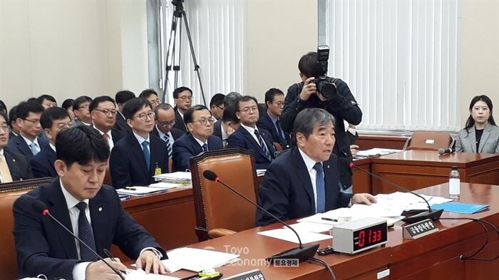 윤석헌 금융감독원장은 8일 국회 국정감사에 출석해 조국 법무부 장관 일가의 사모펀드 투자 과정에 대한 의혹제기에 대한 질문에 답변을 하고 있다.[사진 = 문혜원 기자]