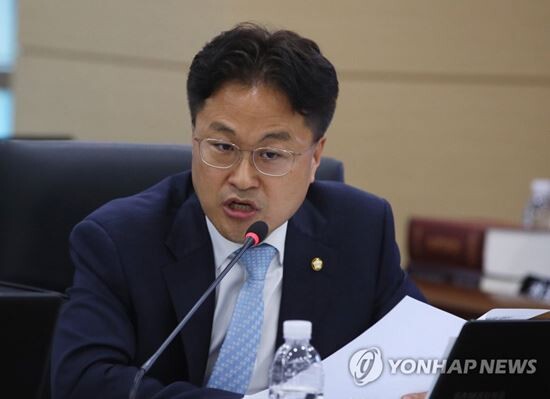 ▲더불어민주당 김정우 의원이 지난 2일 세종시 정부세종청사 기획재정부에서 열린 국회 기획재정위원회 국정감사에서 홍남기 경제부총리에게 질의하고 있다. [사진=연합뉴스]