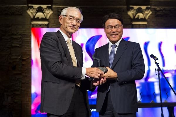 포스코가 15일(한국시간) 멕시코 몬테레이에서 열린 제10회 세계철강협회 (World Steel Association, worldsteel) 스틸리 어워드(Steelie Awards) 시상식에서 ‘포스아트(PosART)’로 ‘올해의 혁신상(Innovation of the year)’을 수상했다. 사진은 최정우 포스코 회장(사진 오른쪽)이 신도(Shindo) 세계철강협회 부회장(일본제철 회장)과 기념촬영을 하고 있는 모습. (사진제공=세계철강협회)