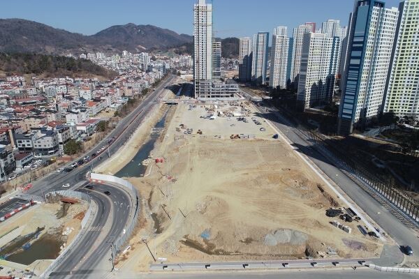 ▲경남 창원시 의창구에 계획중인 스타필드 창원의 부지 전경. 신세계프라퍼티는 15일 스타필드 창원을 위한 지역 법인 설립신청을 창원지방법원에 냈다. [사진=신세계프라퍼티]