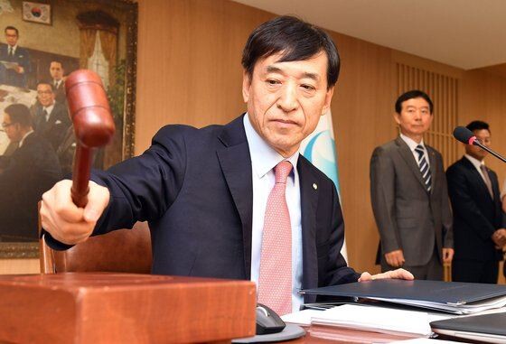 한국은행 이주열 총재가 금리인하 동경하고 있다.[사진 = 연합뉴스 제공]