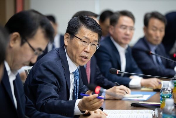 금융위원회는 지난 17일 금융중심지 추진위원회를 열고 금융중심지 추진 분과위원회 운영 방안과 금융중심지 조성과 발전에 대해 논의했다.[사진 = 금융위원회]