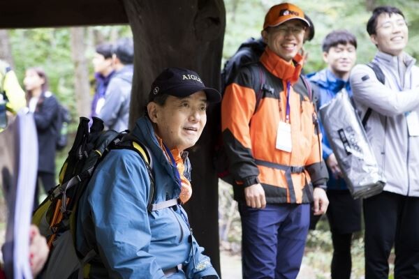▲창립 95주년 기념 산행에서 김윤 회장 모습. [사진=삼양그룹]