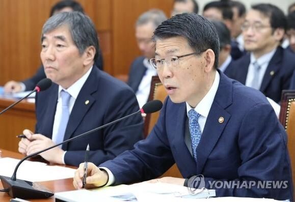 금융위원회·금융감독원을 대상으로 실시한 종합 국정감사에서 은성수 금융위원회 위원장, 윤석헌 금융감독원장이 의원들의 질의에 답변하고 있다.[사진 = 연합뉴스 제공]