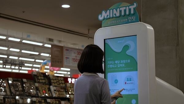 그 동안 다양한 사유로 중고폰 거래를 꺼려왔던 고객들이 민팃ATM으로 발걸음을 옮기고 있다. (사진제공=SK네트웍스)