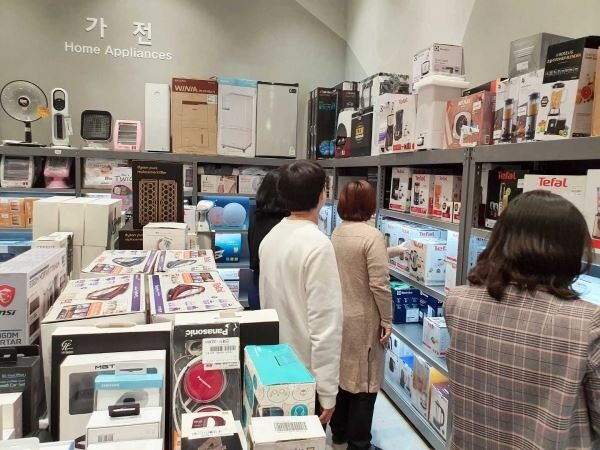 ▲롯데아울렛 광교점에 입점한 프라이스홀릭에서 방문객들이 상품을 살펴보고 있다. [사진=롯데쇼핑]