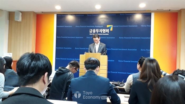 권용원 금융투자협회 회장이 기자회견을 가지고 머리숙여 사과의 말을 전하고 거취입장에 대해 밝혔다.[사진 = 문혜원 기자]