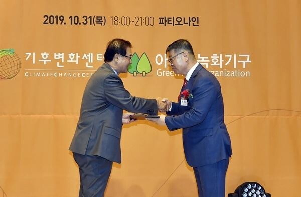 10월 31일 서울시 강남구 논현로에 위치한 ‘파티오나인’에서 진행된 ‘제9회 기후변화 그랜드리더스어워드’ 시상식에서 기아차 수상자로 참석한 윤영곤 기아차 안전환경기획실장(사진 오른쪽)이 강창희 기후변화센터 이사장(사진 왼쪽)으로부터 상을 수여받는 모습. (사진제공=기아차)