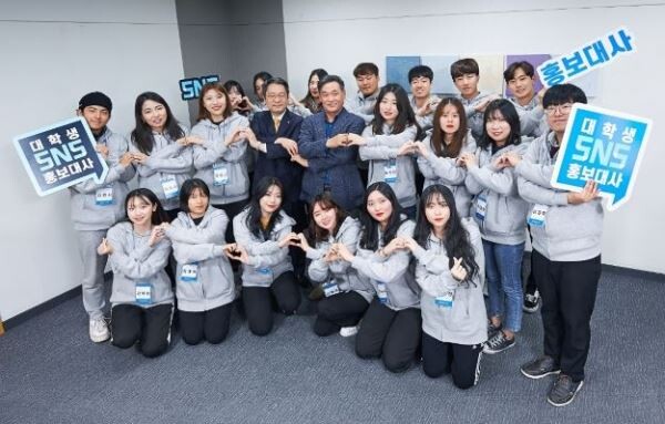 김기홍 JB금융그룹 회장(가운데)과 JB금융그룹 대학생 SNS 홍보대사들이 지난 1일 서울 여의도 사무실서 열린 ‘제1기 대학생 SNS 홍보대사’ 발대식에서 기념촬영을 하는 모습. [사진제공=JB금융]