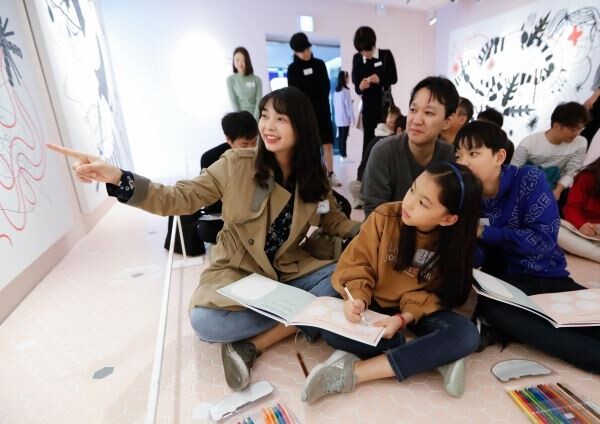 대림산업 임직원 가족 자녀들이 부모님들과 함께 전시 작품을 감상하며 즐겁게 교육 프로그램에 참여하고 있다.[사진제공=대림산업]