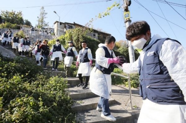 OK저축은행, OK캐피탈 임직원 200여명이 지난 9일 서울 홍제동 개미마을을 찾아 난방이 어려운 저소득층과 독거노인에게 연탄 2만 장을 배달하고 있다. [사진제공=OK금융그룹]