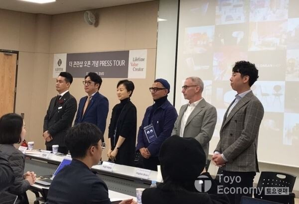 ▲더콘란샵 강남점 오픈 기자간담회에서 관계자들이 인사하는 모습. (사진왼쪽부터) 롯데백화점 강남점 김상우 점장, 롯데백화점 현종혁 MD개발부문장, 김성은 더콘란팀장, 더콘란샵 CEO 휴 얼라, 최고 책임자 스테판 브라이어스.[사진=김자혜 기자]