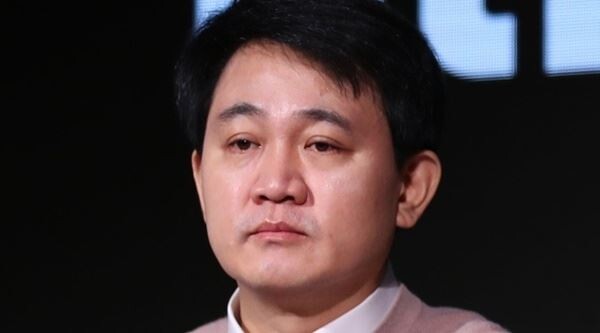 넷마블 방준혁 이사회 의장은 14일 부산 벡스코(BEXCO)에서 열린 지스타 2019에서 기자들과 만나 "PC 게임이 다중접속임무수행게임(MMORPG)에서 산업이 정체됐었는데 모바일 게임도 장르로는 MMORPG까지 다 와버렸다"라며 "이제부터는 다양한 장르를 시도해야 하고 장르의 융합도 필요하다고 생각한다"고 말했다. (사진제공=연합뉴스)