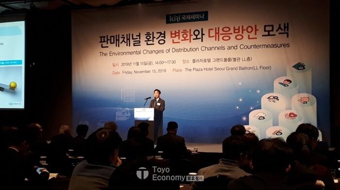 보험연구원은 15일 중구 플라자호텔에서 '판매채널 환경변화에 따른 대응방안 모색' 국제세미나를 개최했다. 이날 발제를 맡은 정원석 보험연구원 연구위원이 발표하고 있다.[사진 = 문혜원 기자]