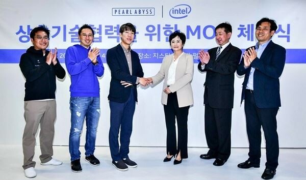 왼쪽부터 진용운 펄어비스 전략파트너쉽 팀장, 김경만 펄어비스 CBO, 정경인 펄어비스 CEO, 권명숙 인텔 코리아 대표, 우에노 코타로 아시아퍼시픽 엔지니어 매니저, 김준호 인텔 아키텍처 그래픽 소프트웨어 그룹 아시아 클라이언트 어카운트 총괄 상무. (사진제공=펄어비스)