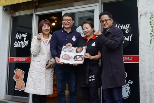 ▲롯데면세점은 지난 18일  제주 누웨마루 거리 내 지역 유명 음식점인 ‘서서방 숯불 닭갈비’를 ‘낙향미식’ 제주 1호점으로 선정하고 외국어 메뉴판을 전달하는 행사를 진행했다. (사진 왼쪽부터) 홍신애 요리연구가,  서태원 서서방 숯불 닭갈비 사장, 김진희 서서방 숯불 닭갈비 사장, 김민열 롯데면세점 제주점 점장. [사진=롯데면세점]