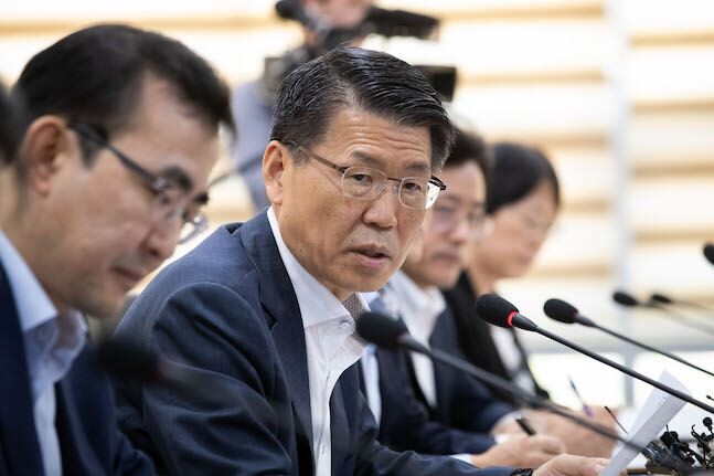 은성구 금융위원회 위원장은 20일 오전 서울 중구 신용회복위원회에서 ‘자영업자 금융지원 프로그램 이용자 간담회’를 개최하고 자영업자 채무지원 관련 프로그램을 설명하고 있다.[사진 = 금융위원회]