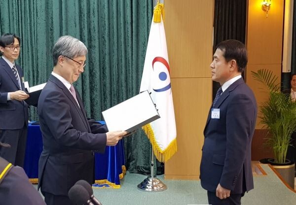 한국농어촌공사 조영호 감사실장(사진오른쪽)이 22일 감사원에서 감사원장으로부터 자체감사사항 콘테스트 우수상을 수여받았다.[사진제공=한국농어촌공사]