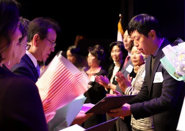 골프존뉴딘홀딩스가 지난 3일 강남씨어터에서 열린 ‘2019 강남구자원봉사자대회’에서 지역사회 공헌활동에 대한 공로를 인정받아 ‘강남구청장상’ 표창을 수상했다. 이날 열린 시상식에 참석한 골프존뉴딘홀딩스 한태정 HR팀장이 강남구청장상 표창을 대리 수상하고 있다.[사진제공=골프존뉴딘홀딩스]