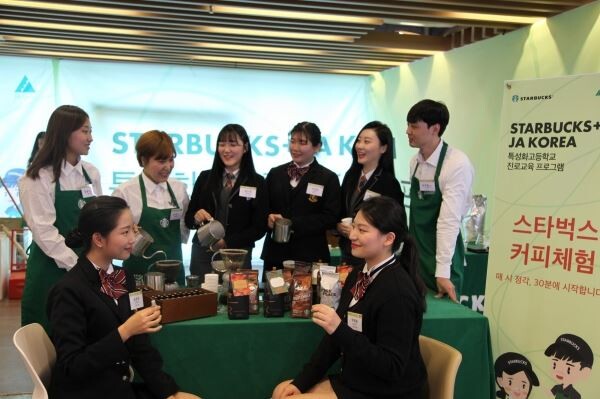 ▲스타벅스커피코리아가 4일 국제 교육기부 NGO 기관인 JA와 함께 용산 Y밸리에서 서울과 경기 지역 50여개 특성화고 학생들을 대상으로 하는 잡 페어를 개최했다. 사진은 학생들이 참여하는 모습. [사진=스타벅스커피]