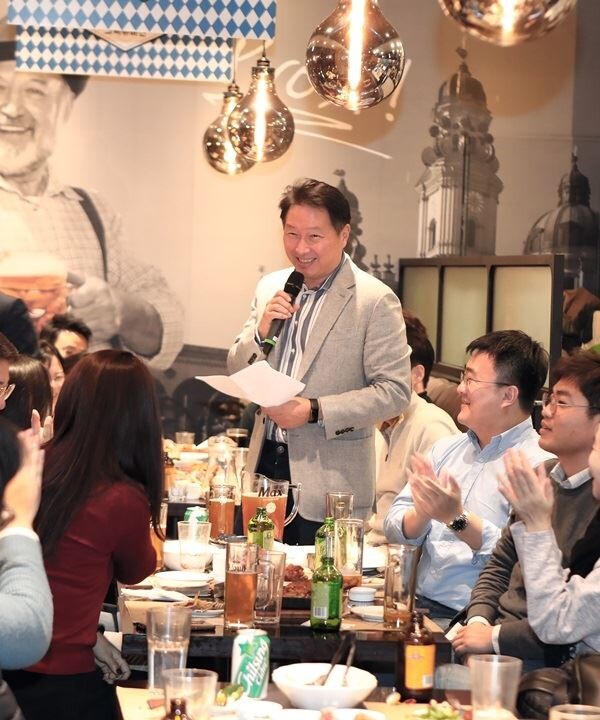 최태원 SK회장이 지난 13일 경기 성남시 한 음식점에서 분당지역 구성원들과 번개모임 형식의 98차 행복토크를 하고 있다. 사진제공=SK