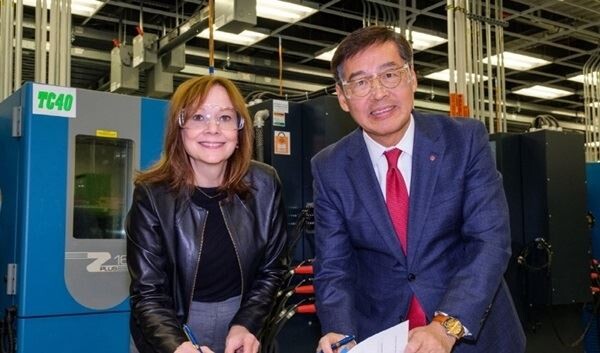 LG화학 CEO 신학철 부회장(오른쪽)과 GM CEO 메리 바라 회장이 지난 5일 미국 미시간주에 위치한 GM 글로벌테크센터에서 합작 계약을 체결하고 있다. (사진제공=LG화학)