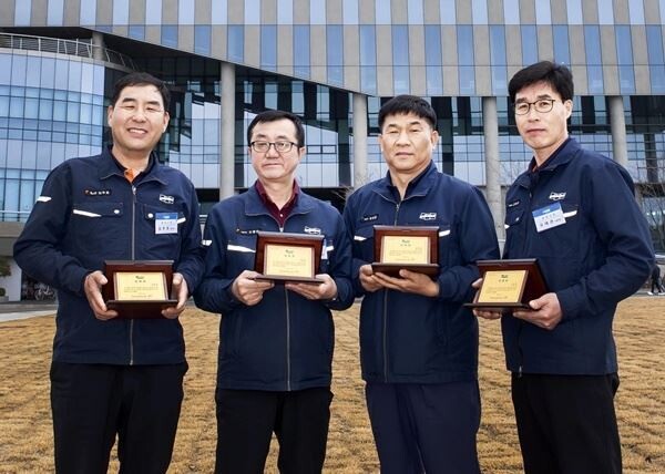 두산인프라코어의 기술직 역량진단 시스템이 국가직무능력표준을 활용한 선도사례로 선정되었다. 지난해 두산인프라코어는 기술직 직원의 체계적 육성과 자긍심 고취를 위해 최고 기술전문가 ‘마이스터’ 4명(사진)을 선정해 발표했다.