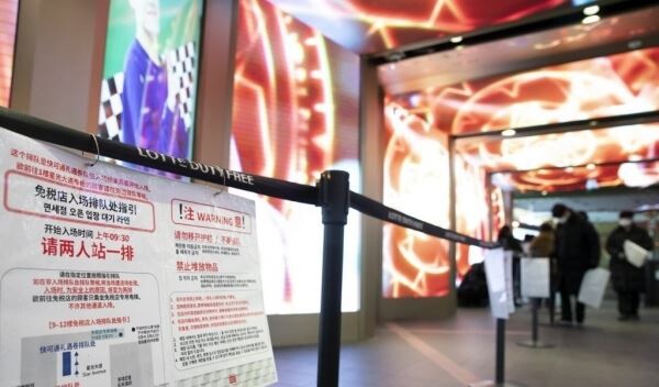 '우한 폐렴' 확산 우려가 커지자 중국인의 방문이 잦은 면세점들은 비상대책기구를 마련하고 매장 소독 강화, 직원 마스크 착용 의무화 등에 나섰다. [사진=연합뉴스]