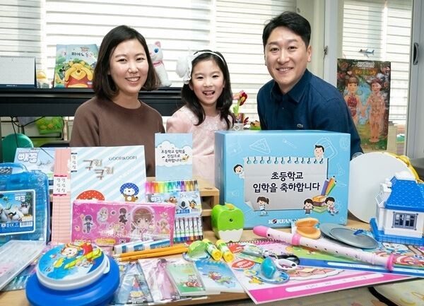 대한항공은 지난해에 이어 올해도 초등학교 입학을 앞둔 직원 자녀 720명에게 축하카드와 함께 선물세트를 전달했다고 17일 밝혔다. (사진제공=대한항공)