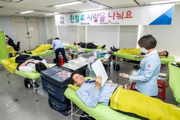 광주은행이 코로나19의 여파로 수혈량이 부족해 혈앨부족 사태가 발생함에 최근 광주은행 임직원과 광은비지니스 및 입주사 직원들이 참여한 가운데 사랑의 헌혈 나눔 행사를 진행하였다.[사진제공=JB금융]