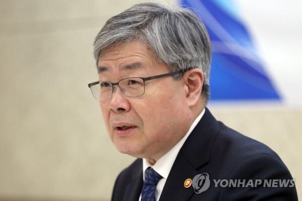 이재갑 장관은 25일 오후 서울고용노동청(스마트워크 1회의실)에서 관광업계 관계자 7여명 등과 간담회를 가졌다.[사진=연합뉴스]