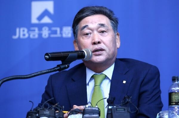 김기홍 JB금융그룹 회장이 18일 "코로나19사태가 빨리 종결될 수 있도록, JB금융그룹 임직원들이 앞장서서 모범을 보여달라"고 당부했다.[사진제공=JB금융]