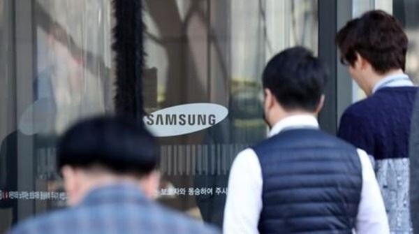 27일 업계에 따르면 삼성전자와 노사협의회는 지난 26일 진행된 임금협상에서 기본급 2.5% 인상안에 합의했다. (사진제공=연합뉴스)