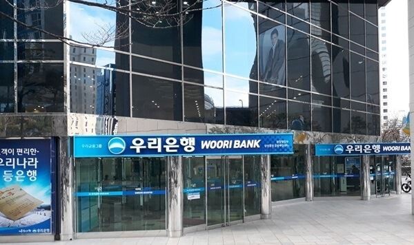 31일 시중은행의 사업보고서에 따르면 KB국민·신한·우리·하나 등 대형 6개 은행의 지난해 현금배당금 총액은 4조 6천557억원으로 집계됐다. 전년보다 18.5% 증가했다. (사진출처=연합뉴스)