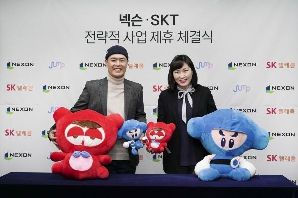 김현 넥슨 사업총괄 부사장(사진 왼쪽)과 전진수 SK텔레콤 5GX서비스사업본부장. (사진=SK텔레콤)
