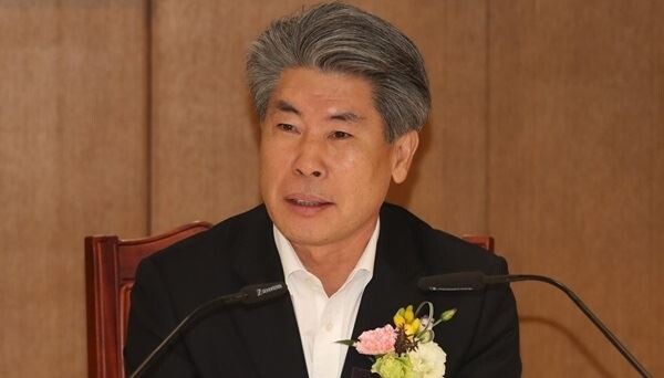 올해 1월 3일 취임한 IBK 윤종원 행장이 취임 100일을 맞이했다. 그는 청와대 경제수석 출신답게 은행권에서 정부가 풀어야 할 숙제들을 가장 먼저 해결하는 '선도부장' 역할을 확실하게 수행하고 있다는 평가가 지배적이다. (사진제공=연합뉴스)