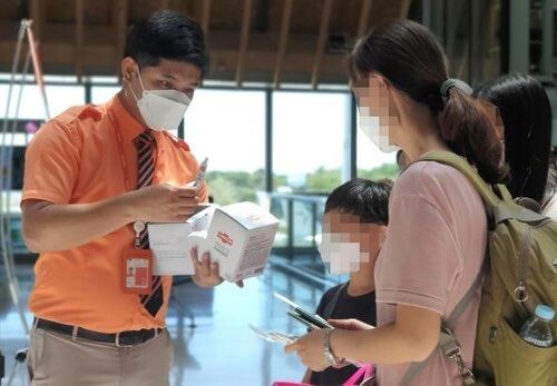 제주항공이 해외 체류 중인 교민의 귀국을 돕기 위해 괌, 말레이시아 코타키나발루, 태국 치앙마이에 임시항공편을 운항한다. 탑승객에게 손소독제와 마스크를 나눠주는 제주항공 현지 직원./ (사진=연합뉴스)