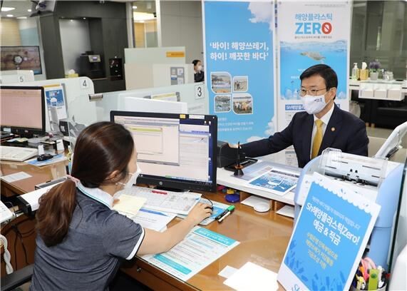 문성혁 해양수산부 장관이 13일 세종특별자치시 소재 Sh수협은행 세종금융센터를 방문해 ‘Sh해양플라스틱제로(Zero)예?적금’ 상품에 가입했다.[사진제공=Sh수협은행]