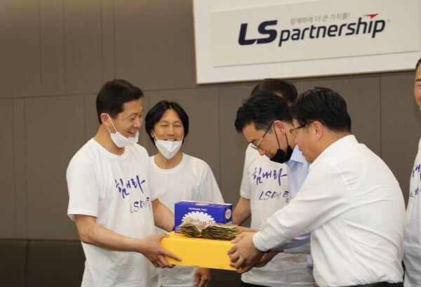 지난 28일 서울 LS용산타워에서 문창배 LS메탈 노조위원장(왼쪽)이 영업사원들에게 빵과 음료를 전달하고 있다. (사진=LS메탈)