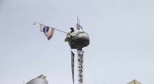 지난 5월 7일 고공농성중인 김용희씨 (사진=연합뉴스)