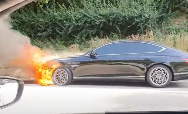 고속도로를 주행하던 제네시스 G80 차량에서 화재가 발생한 모습. (사진=유튜브 캡쳐)