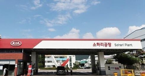 직원 2명이 잇따라 코로나19 양성 판정을 받으면서 전날인 11일 하루 생산라인 가동을 중단한 기아차 광명 소하리공장 가동이 오늘부터 정상화됐다./ (사진=연합뉴스)