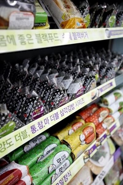 긴급재난지원금 등의 여파로 등교 개학이 시작된 지난달 20일에서 지난 10일까지 학교·학원가 점포의 매출 동향을 분석한 결과 CU는 삼각김밥 매출이 전월 같은 기간(4월 20일~5월 10일) 대비 44.9% 증가했다고 밝혔다./ (사진=CU)