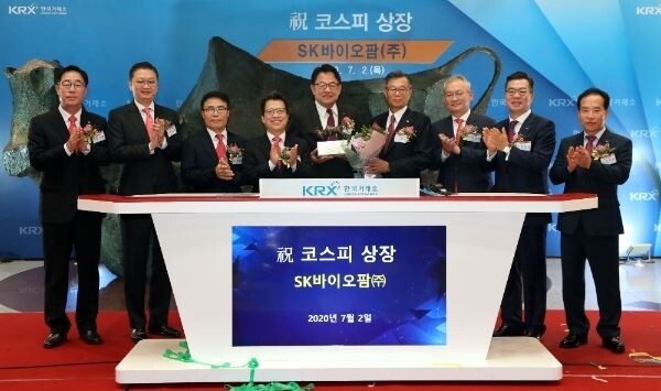 SK바이오팜이 2일 상장 시작과 동시에 상한가로 치솟으며 유가증권시장(코스피)에 화려하게 등장했다. 사진 왼쪽부터 안상환 한국IR협의회 회장, 박장호 씨티그룹글로벌마켓증권 대표이사, 임재준 한국거래소 유가증권시장본부장, 정지원 한국거래소 이사장, 조정우 SK바이오팜 대표이사, 조대식 SK SUPEX추구협의회 의장, 정영채 NH투자증권 대표이사, 정일문 한국투자증권 대표이사, 이기헌 상장회사협의회 부회장