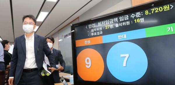 박준식 최저임금위원장(왼쪽)이 14일 새벽 세종시 정부세종청사 고용노동부에서 열린 제9차 최저임금위원회 전원회의 결과 브리핑을 마친 뒤 회의장을 나서고 있다.[사진=연합뉴스]