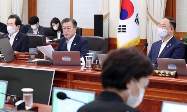 문재인 대통령이 21일 오전 청와대에서 국무회의를 주재하고 있다. [사진=연합뉴스]